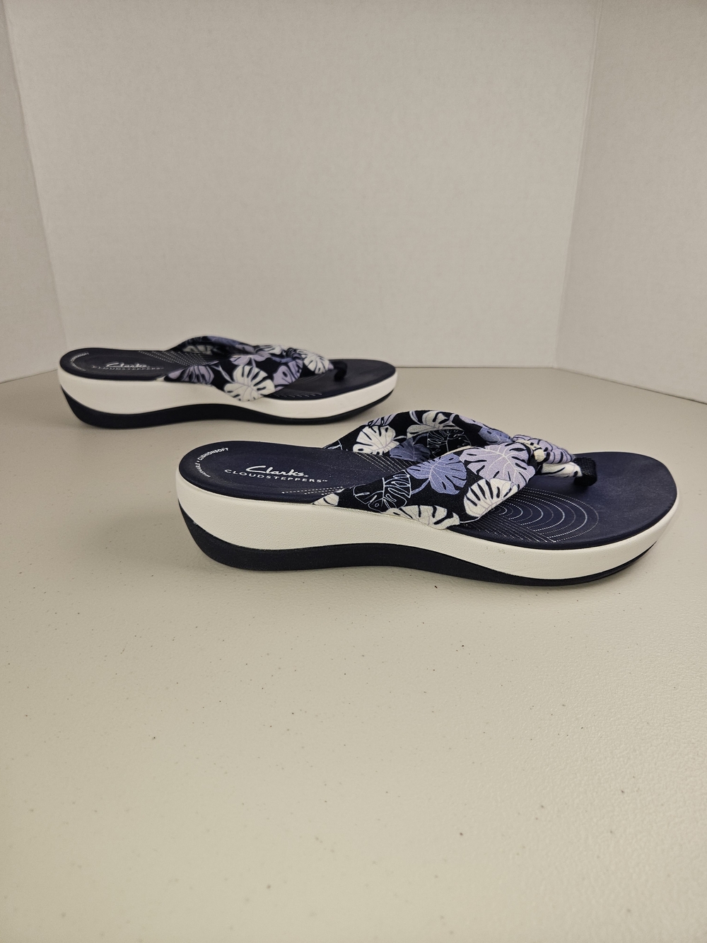 Brand New Size 9 Clarks Cloudsteppers Navy Floral Thong Sandals - Women - Picture 2 of 9
